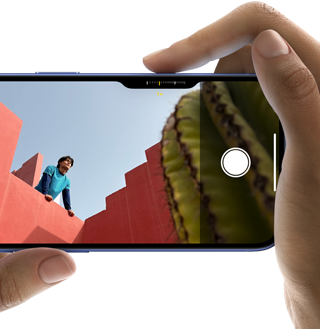 Cameraregelaar op iPhone 16, rechtervinger schuift over de zijkant van de telefoon om de camera-instellingen aan te passen