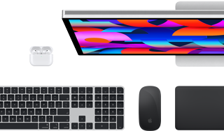 Collectie accessoires en devices, waaronder AirPods, Magic Keyboard met Touch ID, Magic Mouse, Magic Trackpad, Studio Display