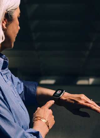 Iemand leest een waarschuwing voor een mogelijk hoge bloeddruk op een Apple Watch Series 11