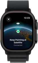 Apple Watch Ultra 3, kleur zwart, kast van titanium, tekst ‘Blijf richten op satelliet’ boven de aarde met locatie op het display, bandje, Alpine-bandje
